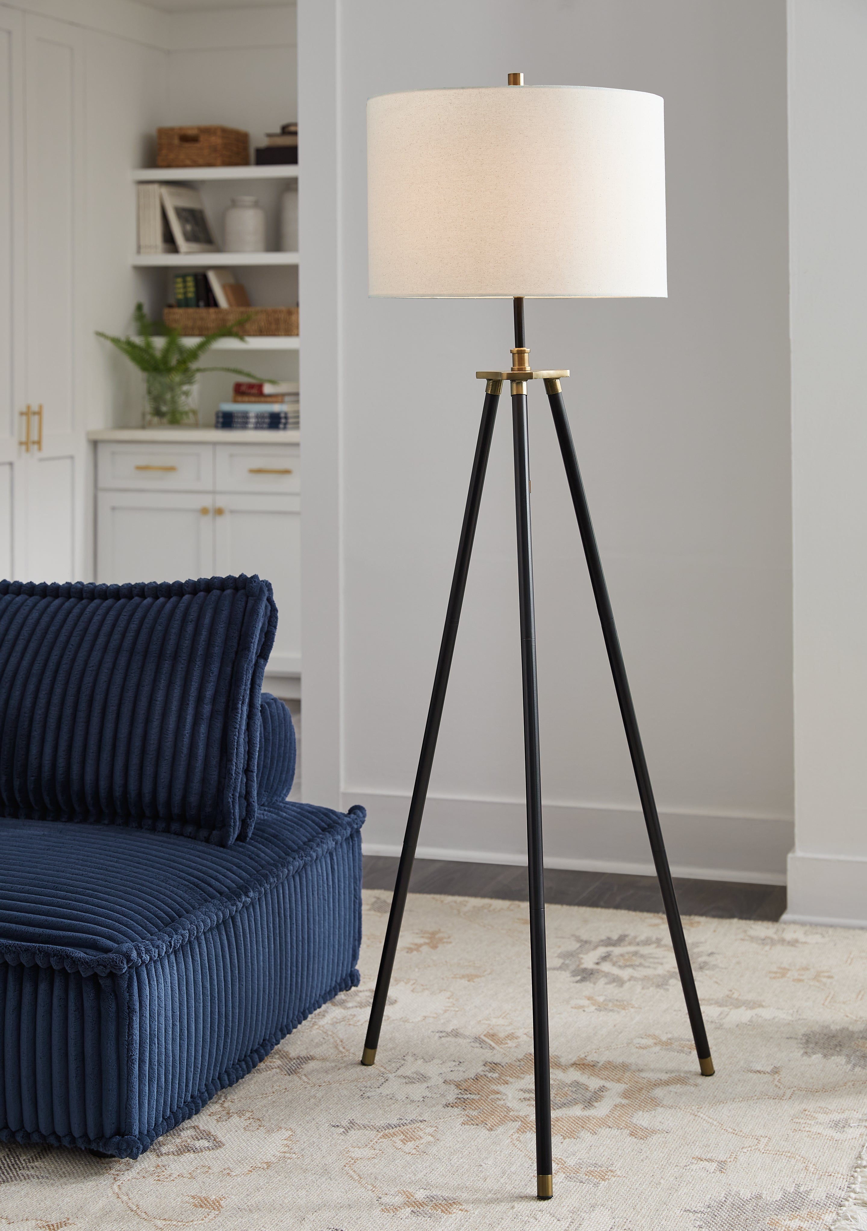Prime Furniture - Ashley Furniture - Cashner Lighting - Metal Floor Lamp (1/CN) / Black/Gold Finish - L206101