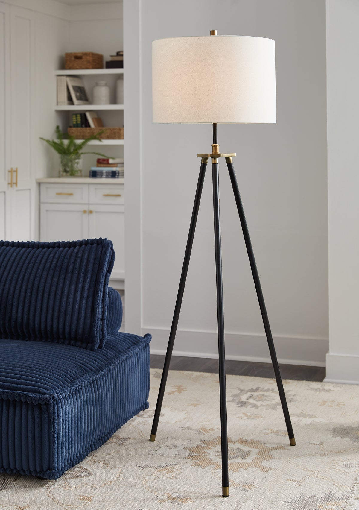 Prime Furniture - Ashley Furniture - Cashner Lighting - Metal Floor Lamp (1/CN) / Black/Gold Finish - L206101